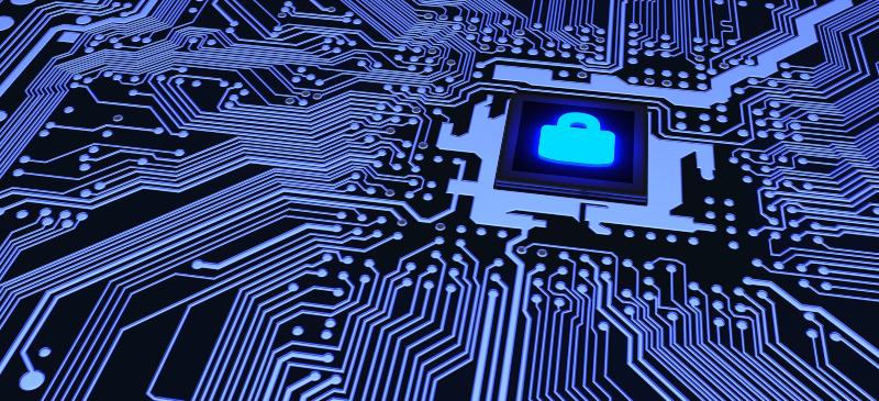 Chip imformático encendido dentro de un circuito con un candado en medio, explicando el concepto de ciberseguridad