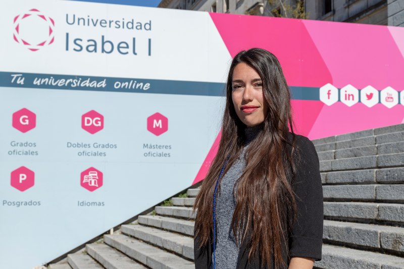 Cristina Romero en la escalinata de la universidad