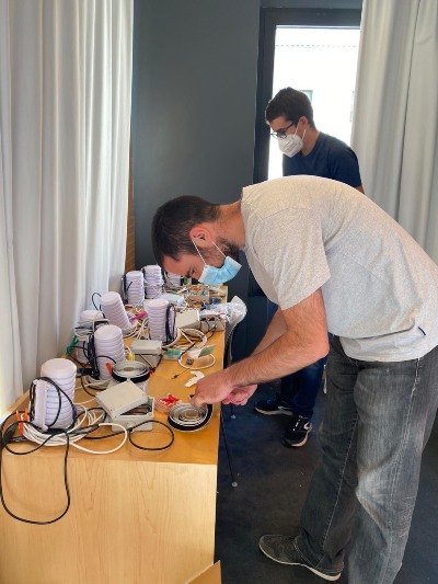 Rubén Ruiz (al fondo) y Víctor Martínez preparando los sensores.