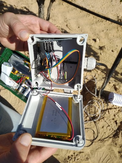  imagen interior de los dispositivos IoT, en la que se puede ver la placa, la batería y el bus de comunicación con los sensores