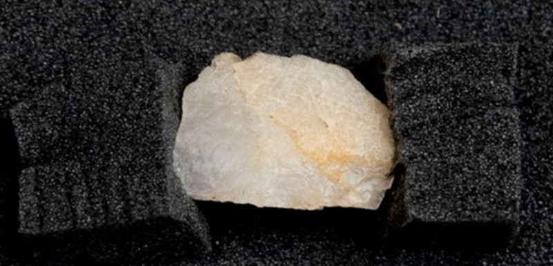 Lasca de cuarzo del yacimiento de la Sima de Elefante TE7 de 1,4 Ma. Foto: Susana Santamaría / Fundación Atapuerca