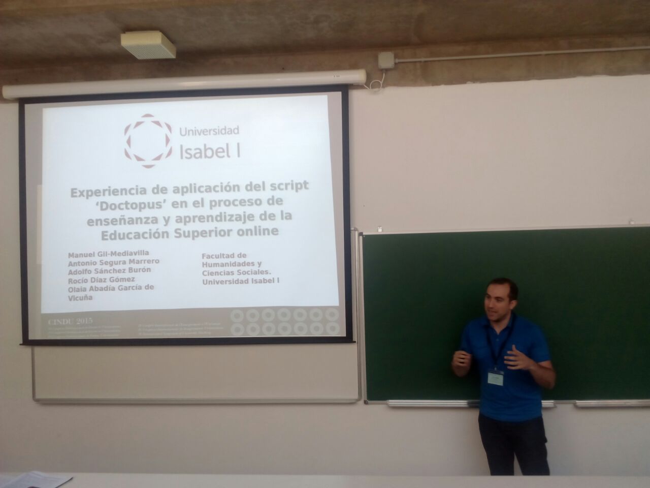 Manuel Gil Mediavilla realizando su presentación en el CINDU 2015