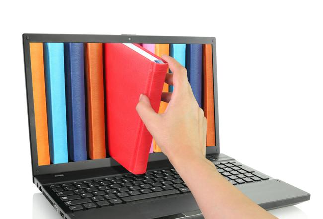 ordenador y libros