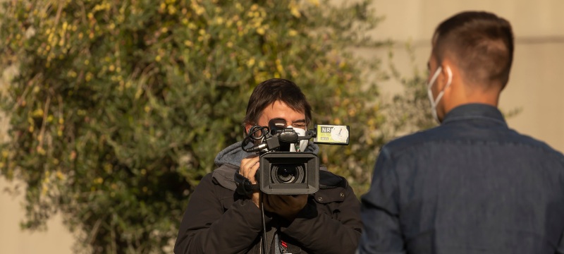 Cámara de televisión y reportero