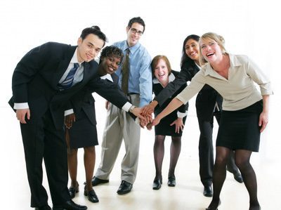 trabajo en equipo con sus miembros de pie