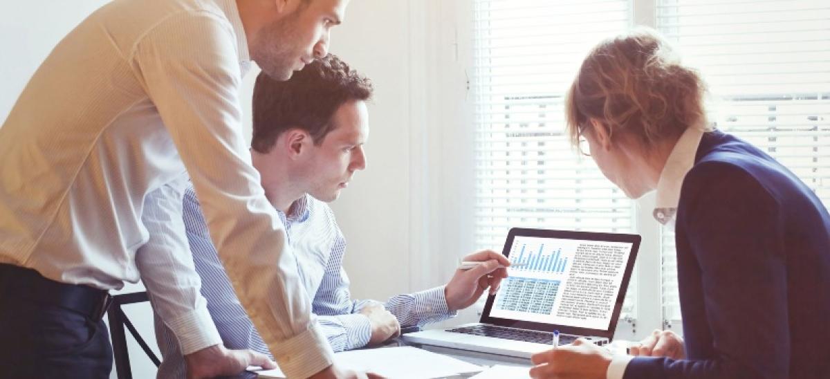 Equipo analizando datos de un informe.