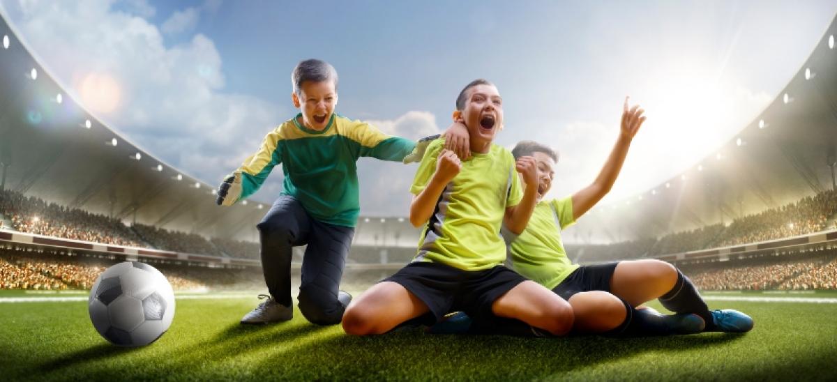 Recreación de niños disfrutando de una victoria en el campo de fútbol. Imagen realizada por IA.
