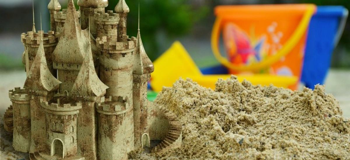 Metáfora de la creatividad: la construcción de castillos de arena.