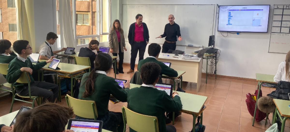 De izquierda a derecha: Marta Blanco, Álvaro Romero y José María Arjona.