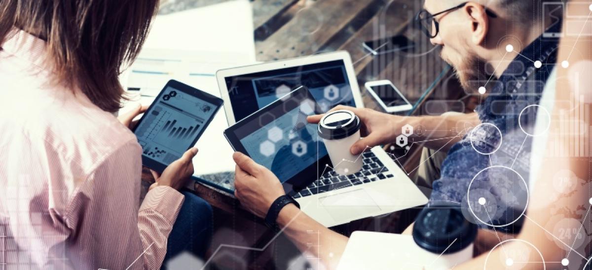 Equipo buscando soluciones digitales en una reunión de trabajo.