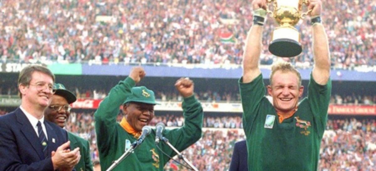 Nelson Mandela celebrando la final de la Copa del Mundo de Rugby (1995) con el capitán de los “Springboks”. Imagen publicada por la Agencia Thompson Reuters.