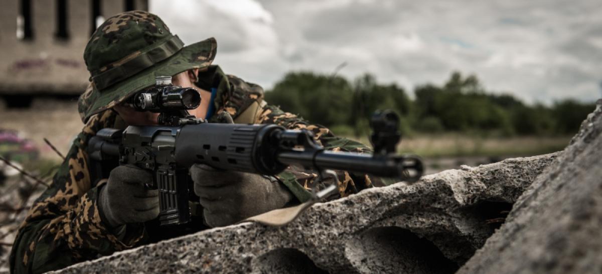 Soldado en una acción de guerra.