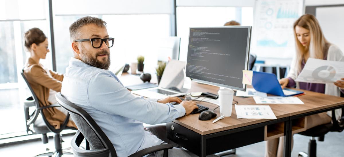 Sujeto de rendimiento trabajando en una oficina.