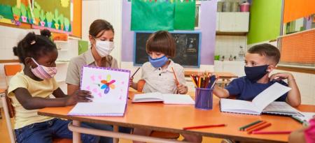 El uso de mascarillas en la clase.