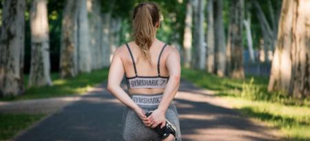 Mujer de espaldas que comienza una carrera, metáfora del aprendizaje ApS.