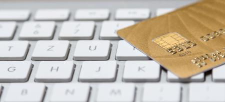 Tarjeta de crédito que simula pago por internet