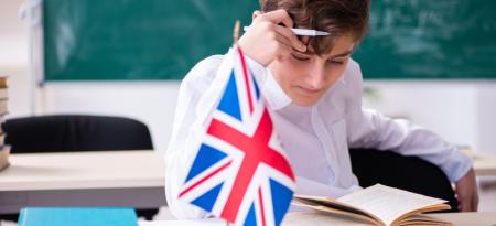 Alumno estudiando inglés.