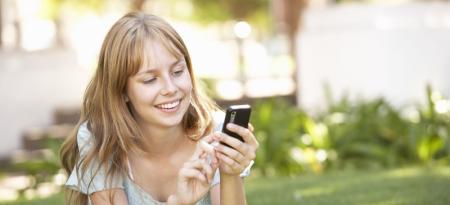 Joven que consulta su teléfono móvil.