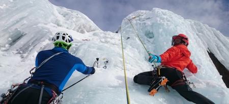 Dos escaladores sobre una cascada de hielo.