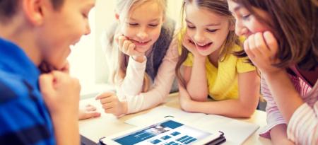 Niños alrededor de una Tablet.