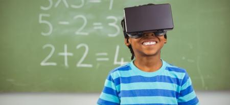 Niño con unas gafas de realidad virtual en una clase.