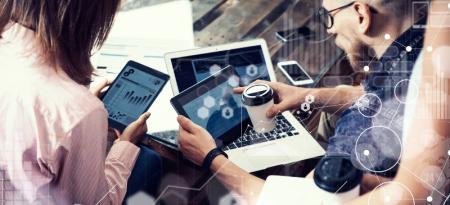 Equipo buscando soluciones digitales en una reunión de trabajo.