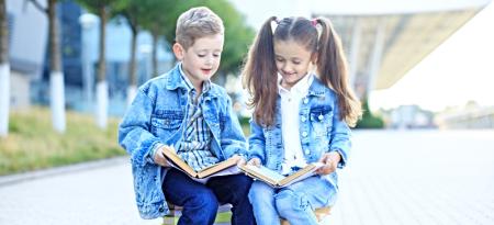 Niños leyendo en un parque.