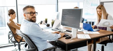 Sujeto de rendimiento trabajando en una oficina.