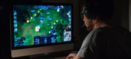 Adolescente jugando a un videojuego.